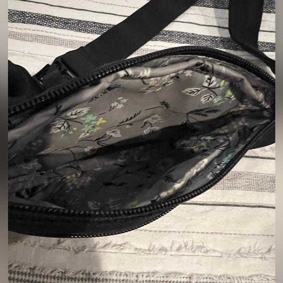 Vera Bradley, black crossbody with silver flora long, zipper on front - Picture 2 of 4